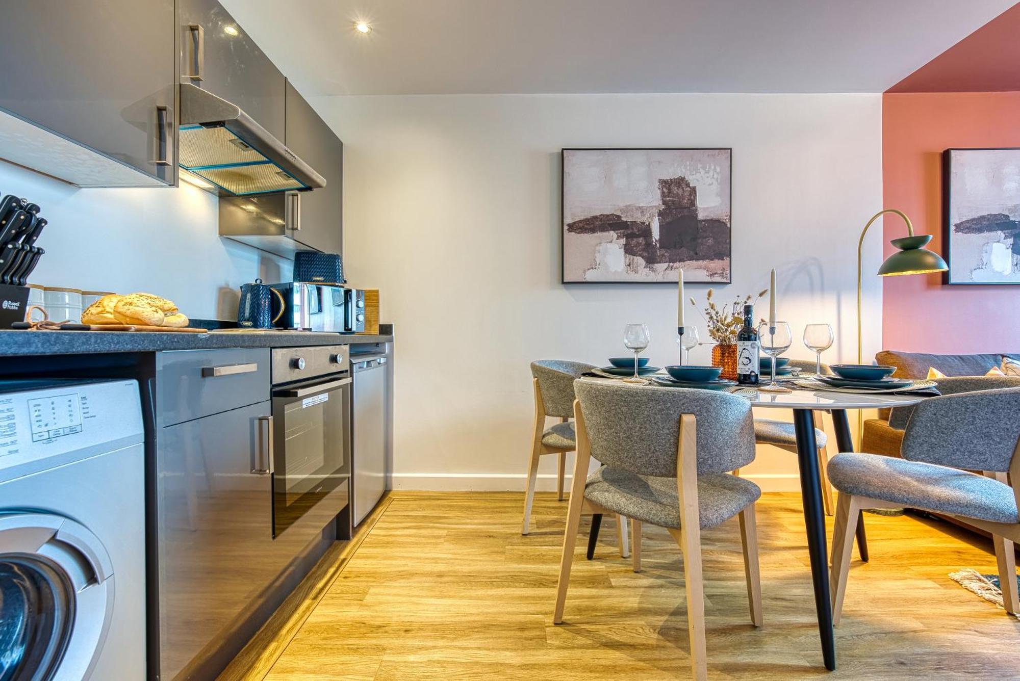 2-Bedroom Stunning, Stylish & Central City Apartment, Spacious, Sleeps 6, With On-Site Parking - Near Gunwharf Quays & Beach - By Blue Puffin Stays Portsmouth Kültér fotó