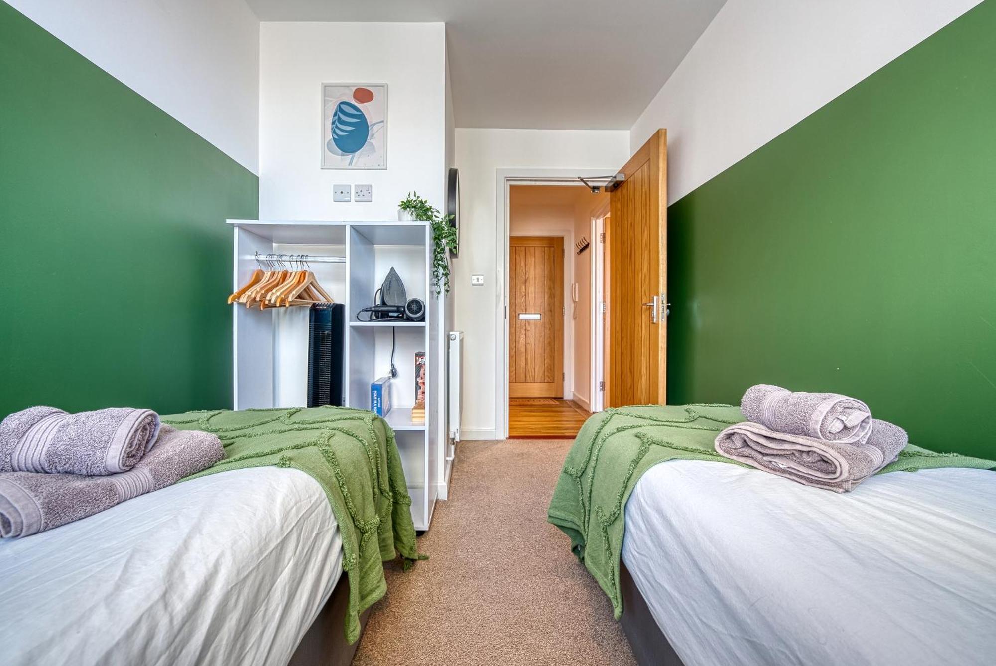 2-Bedroom Stunning, Stylish & Central City Apartment, Spacious, Sleeps 6, With On-Site Parking - Near Gunwharf Quays & Beach - By Blue Puffin Stays Portsmouth Kültér fotó