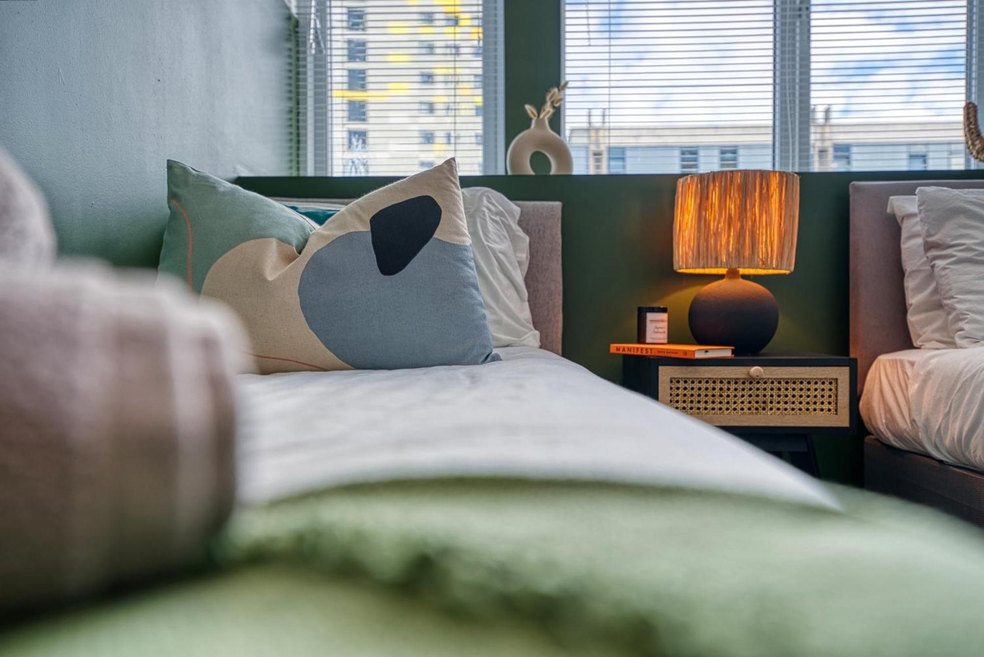 2-Bedroom Stunning, Stylish & Central City Apartment, Spacious, Sleeps 6, With On-Site Parking - Near Gunwharf Quays & Beach - By Blue Puffin Stays Portsmouth Kültér fotó